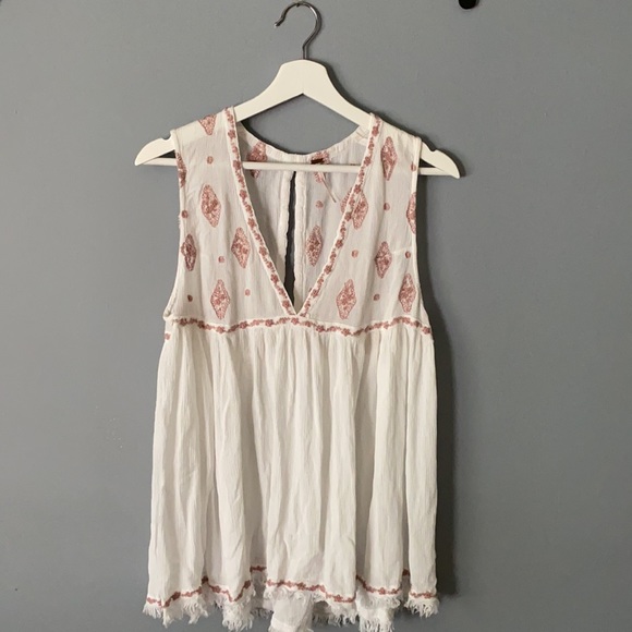 Free People Tops - FREE PEOPLE size medium white embroidered tank top blouse with v neck line